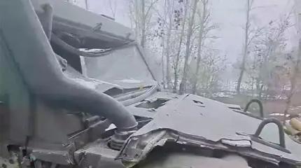Броневик Iveco ВСУ попал в западню из проволоки и получил удар в лоб дроном Броневик Iveco ВСУ попал в западню из проволоки и получил удар в лоб дроном
