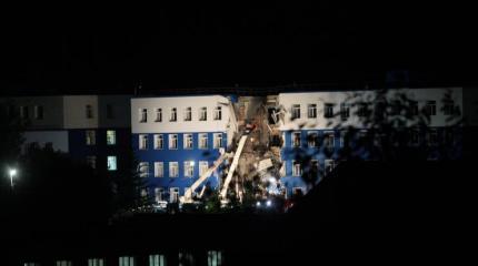 Трагедия в Омске: под завалами рухнувшей казармы погибли 13 военнослужащих Трагедия в Омске: под завалами рухнувшей казармы погибли 13 военнослужащих