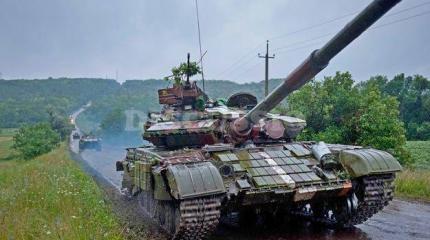 Киев перебрасывает бронетехнику к границе с Россией Киев перебрасывает бронетехнику к границе с Россией