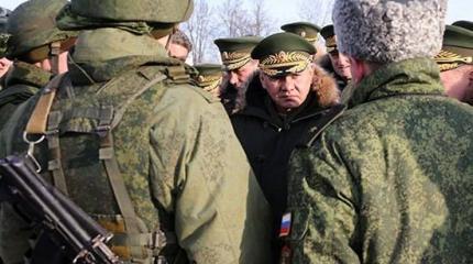 Штатная численность военнослужащих в ВС РФ составляет примерно 980 тысяч человек. Штатная численность военнослужащих в ВС РФ составляет примерно 980 тысяч человек.