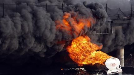 Сирийские «Тигры» сожгли дотла нефтяной конвой боевиков из засады Сирийские «Тигры» сожгли дотла нефтяной конвой боевиков из засады
