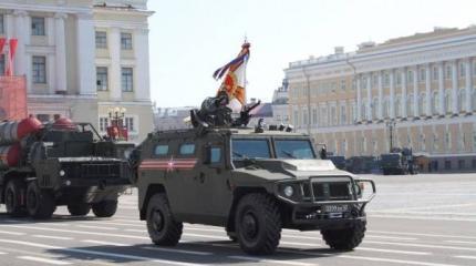 "Искандеры", "Триумфы" и "Катюши" прошли по Дворцовой