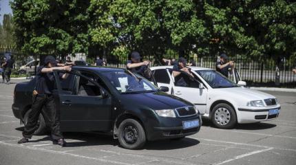 Не брать денег и уметь стрелять. Правила жизни полицейской академии Не брать денег и уметь стрелять. Правила жизни полицейской академии