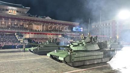 Загадочный предмет замечен на башне северокорейского танка в ходе парада Загадочный предмет замечен на башне северокорейского танка в ходе парада