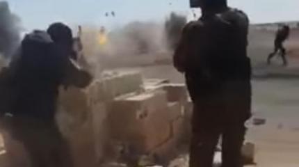 Курды засняли, как отряд ИГ разорвало на куски от попадания в пояс шахида Курды засняли, как отряд ИГ разорвало на куски от попадания в пояс шахида