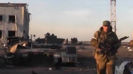 Ополченцы собирают трофеи в донецком аэропорту Ополченцы собирают трофеи в донецком аэропорту