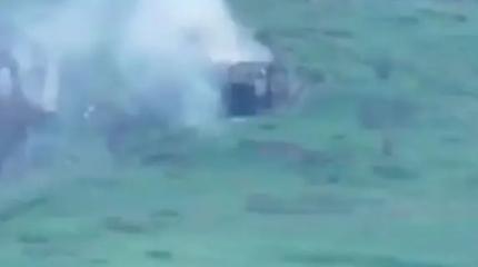 Появились кадры уничтожения двухзвенного БТР BvS 10 Viking ВСУ Появились кадры уничтожения двухзвенного БТР BvS 10 Viking ВСУ