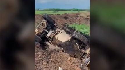 Упавшие в ров броневики и пикап ВСУ сняли на видео Упавшие в ров броневики и пикап ВСУ сняли на видео