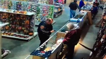 Два идиота в оружейном магазине: полицейский отстрелил себе палец Два идиота в оружейном магазине: полицейский отстрелил себе палец