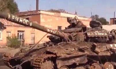 Ополченцы ДНР вытянули из болота украинский танк Т-64 Ополченцы ДНР вытянули из болота украинский танк Т-64