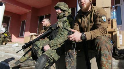 Сутки до перемирия: полк "Азов" не собирается подчиняться Порошенко Сутки до перемирия: полк "Азов" не собирается подчиняться Порошенко