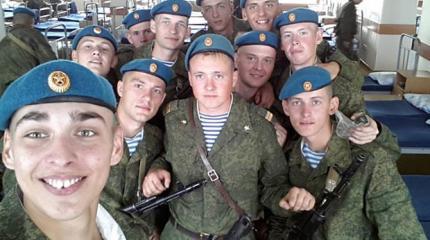В России хоронят десантников, погибших при обрушении казармы под Омском В России хоронят десантников, погибших при обрушении казармы под Омском