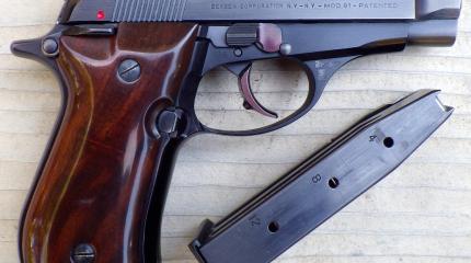 Пистолет Beretta M81