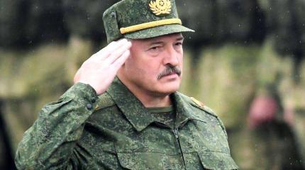 Лукашенко: Я не стану покупать автомат у Путина, чтобы его же и защищать