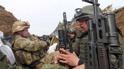 Слезы войны: бабушка просит украинских солдат её застрелить Слезы войны: бабушка просит украинских солдат её застрелить