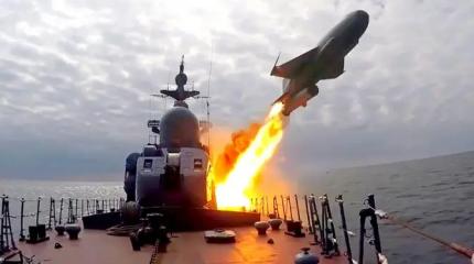 Эскадры сходятся нос к носу: Корабли РФ и КНР приближаются к авианосцам США