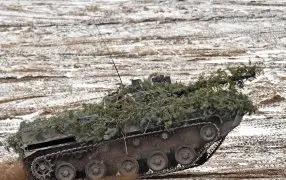 На видео показали, как БМП-3 с ювелирной точность разносит позиции ВСУ