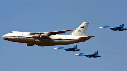 Самолет с телом убитого пилота Су-24 сопровождал эскорт истребителей Самолет с телом убитого пилота Су-24 сопровождал эскорт истребителей