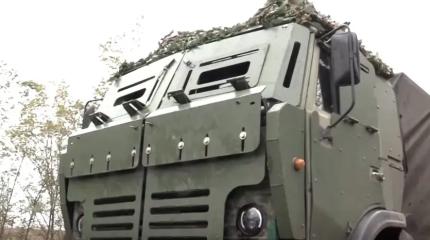 Необычно выглядящий БМ-21 "Град" КамАЗ с бронекабиной нанес удар по ВСУ