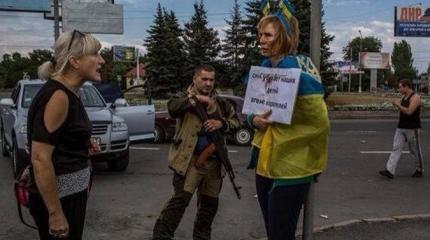 В Донецке поставили к столбу позора наводчицу украинских карателей В Донецке поставили к столбу позора наводчицу украинских карателей