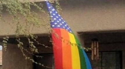 На базе ВВС в Аризоне вывесили флаг США с радужными полосами На базе ВВС в Аризоне вывесили флаг США с радужными полосами