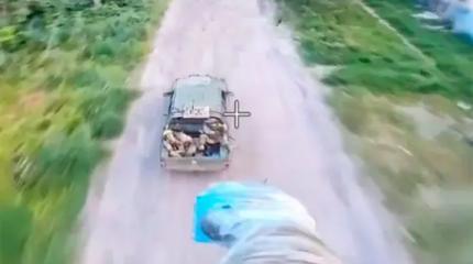 Злоключения боевиков ВСУ на пикапе после атаки дрона сняли на видео Злоключения боевиков ВСУ на пикапе после атаки дрона сняли на видео