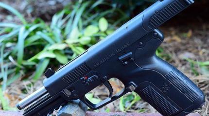 Преимущества и недостатки пистолета FN Five-seven под патрон 5.7x28мм Преимущества и недостатки пистолета FN Five-seven под патрон 5.7x28мм