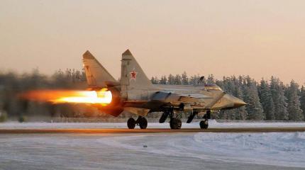 Летчики установили рекорд беспосадочного перелета на МиГ-31 Летчики установили рекорд беспосадочного перелета на МиГ-31