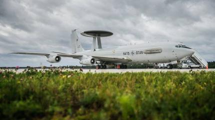 В аэропорту Риги приземлился самолет-разведчик НАТО AWACS