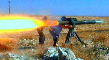 Боевики засняли, как ПТУР TOW-2 «поймал» спрятавшийся Т-72 САА под Алеппо Боевики засняли, как ПТУР TOW-2 «поймал» спрятавшийся Т-72 САА под Алеппо