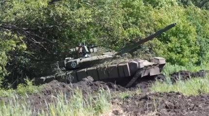 Т-80БВМ уничтожил БМП M2 Bradley производства США с расстояния в 9,5 км