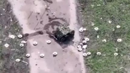 Российский колесный дрон убрал с дороги мины ТМ-62