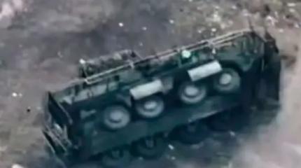 Перевернувшийся украинский БТР-4Е поразили российским дроном-камикадзе Перевернувшийся украинский БТР-4Е поразили российским дроном-камикадзе