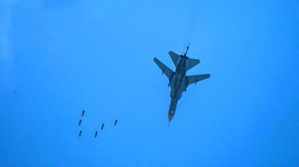 Боевики под Дамаском сняли, как Су-24 сбрасывает «пачку» бомб им на головы Боевики под Дамаском сняли, как Су-24 сбрасывает «пачку» бомб им на головы