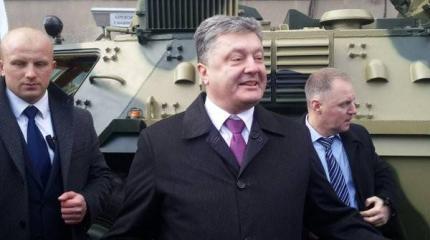 Подготовка к наступлению: Порошенко передал очередную партию техники в АТО