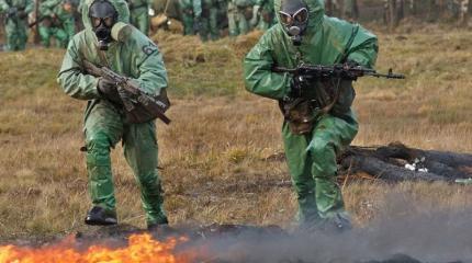 «Химический» биатлон: бойцы войск РХБЗ преодолели огненно-штурмовую полосу