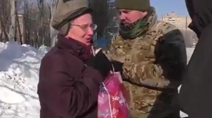«Не сдавайте нас боевикам!» — жительница Авдеевки слезно умоляет о помощи «Не сдавайте нас боевикам!» — жительница Авдеевки слезно умоляет о помощи