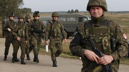 НАТО проводит учения в 100 километрах от российской границы НАТО проводит учения в 100 километрах от российской границы