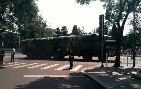 Китайские ракеты поразили полномасштабные копии эсминца и авианосца США