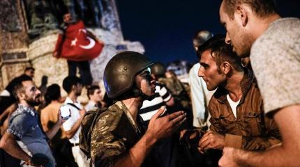 Турция потребовала выдать сбежавших в Грецию военных Турция потребовала выдать сбежавших в Грецию военных