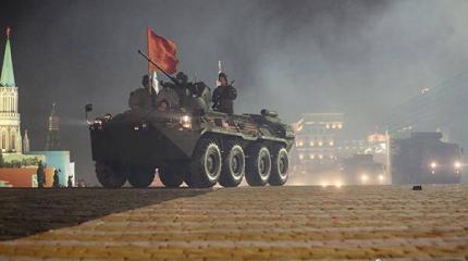 Ночная репетиция Парада Победы — фоторепортаж Ночная репетиция Парада Победы — фоторепортаж