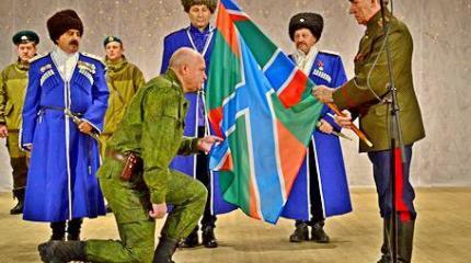 В Луганске атаман Союза казаков России передал флаг погранвойскам ЛНР В Луганске атаман Союза казаков России передал флаг погранвойскам ЛНР