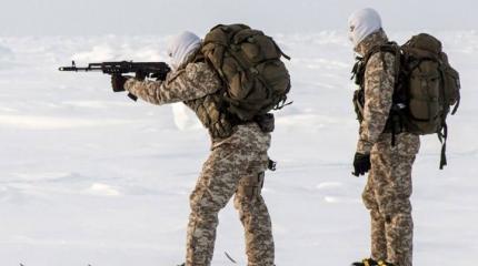 Десантники в Арктике устроили соревнования по точности приледнения на парашюте