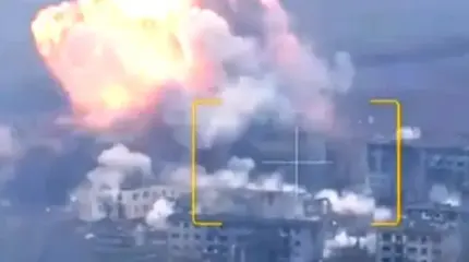 Гигантский огненный гриб поднялся в небо после удара ФАБ-1500 по дому с бое