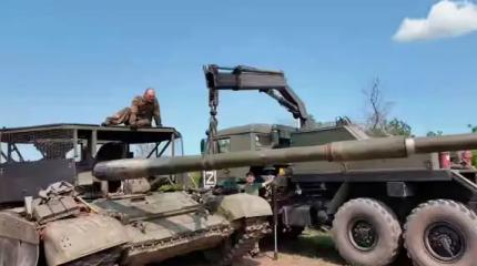 Появилось видео замены трубы ствола танковой пушки Т-72 в полевых условиях Появилось видео замены трубы ствола танковой пушки Т-72 в полевых условиях