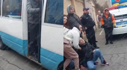 Больше некому: Одесские женщины остановили автобус с призывниками Больше некому: Одесские женщины остановили автобус с призывниками
