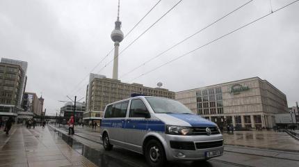 Германия подозревает напавшую на полицейского девочку в связях с ИГ Германия подозревает напавшую на полицейского девочку в связях с ИГ