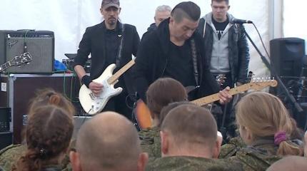 «Агата Кристи» спела для российских военных в Сирии «Агата Кристи» спела для российских военных в Сирии