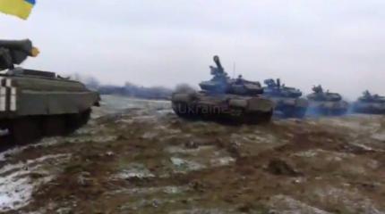 Огромная колонна украинской армии двинулась на Донбасс Огромная колонна украинской армии двинулась на Донбасс