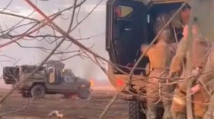 Боевики ВСУ сбежали с позиций без оружия, бросив горящий броневик BATT UMG Боевики ВСУ сбежали с позиций без оружия, бросив горящий броневик BATT UMG